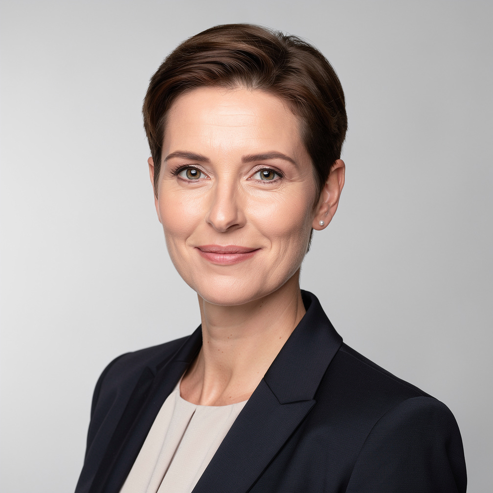 Portrait of a Swiss female investigative journalist with short brown hair